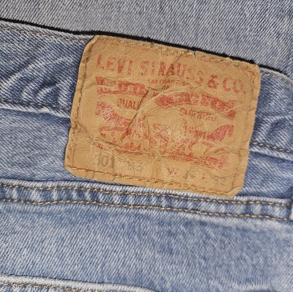 Vintage Distressed Levis 501 Jeans 4 Button Closure!